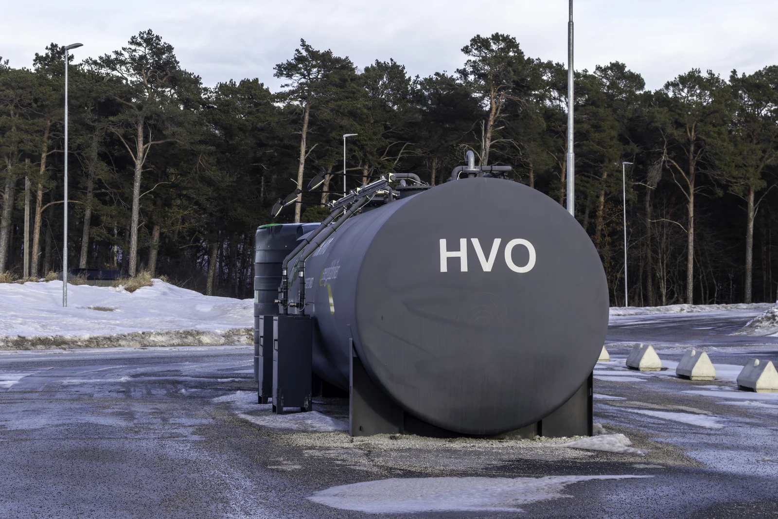 Cisterntank märkt HVO på en asfalterad plan i Visby.