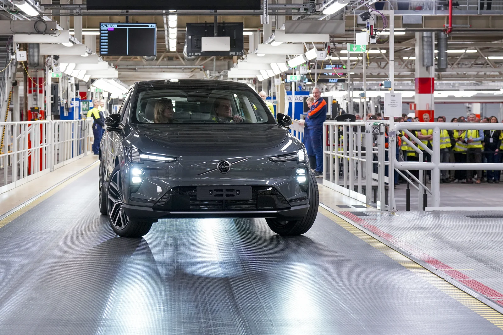 Mörkgrå Volvo EX60 rullar ut från produktionslinjen vid produktionsstarten 22 april 2026.